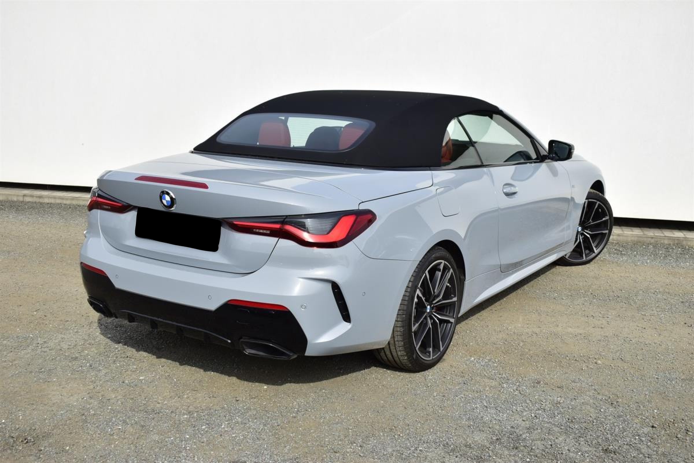 BMW M440i xDrive cabrio | české předváděcí auto | skladem | sportovní cabriolet | stylová šedá s červenou kůží | super výbava | výhodná cena | ihned k předání | nákup online | AUTOiBUY.com